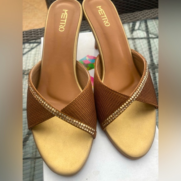 Metro Shoes - Metro slip on heels NWT